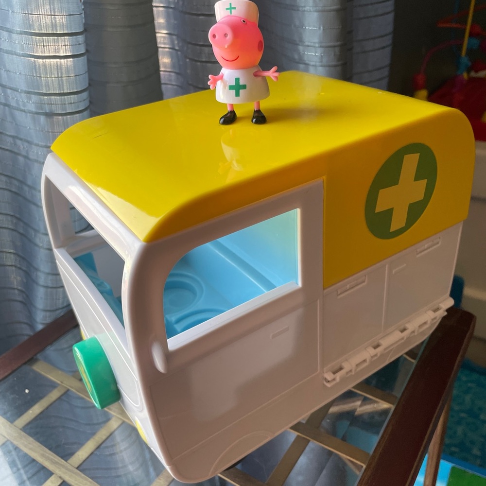 RARE HTF Peppa Pig Mobile Medical Center